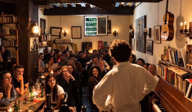 Im 7. Arrondissement serviert dieser Pariser Club seit über 60 Jahren das Abendessen inmitten von Gedichtlesungen