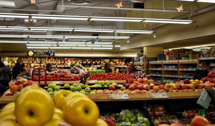 Darf man Produkte im Supermarkt probieren, bevor man sie bezahlt? Diese harmlos erscheinende Geste kann als Diebstahl gewertet werden