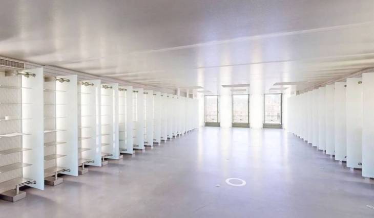 Karl Lagerfeld wohnte in einer futuristischen 260 m² großen Wohnung gegenüber dem Louvre; 2024 wurde sie für 10 Millionen Euro verkauft