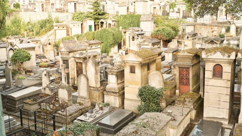 Il Père-Lachaise nasconde molto più che semplici celebrità: storie di fantasmi e leggende… 5 storie strane da conoscere prima della tua visita