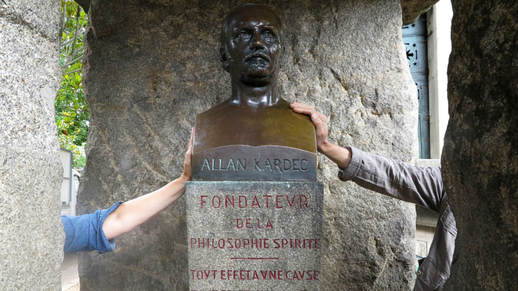 Das Geheimnis von Allan Kardecs Grab auf dem Père-Lachaise-Friedhof