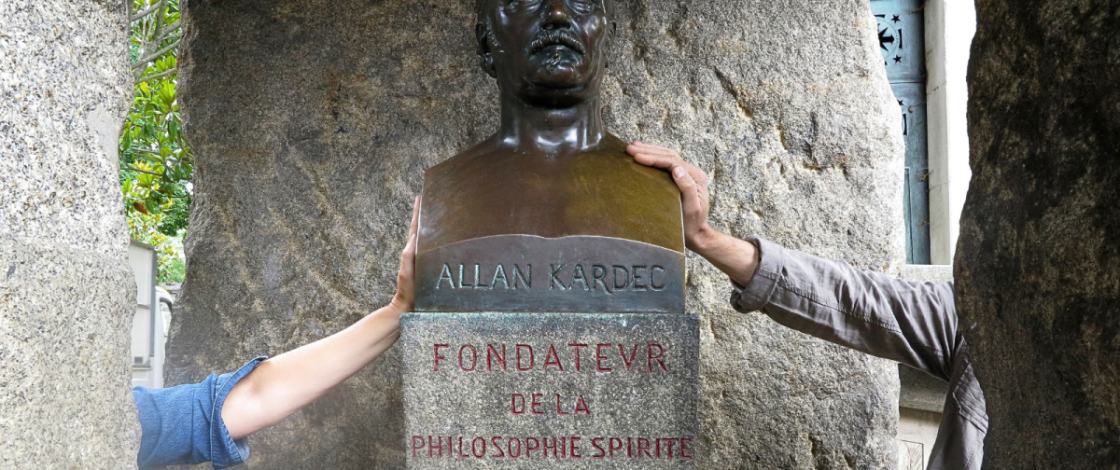 Auf dem Père-Lachaise soll das Grab von Allan Kardec, dem Begründer des Spiritismus, Wünsche erfüllen können: Da es nach jedem erfüllten Wunsch mit Blumen bedeckt wird, gilt es heute als das am reichsten mit Blumen geschmückte Grab des Friedhofs