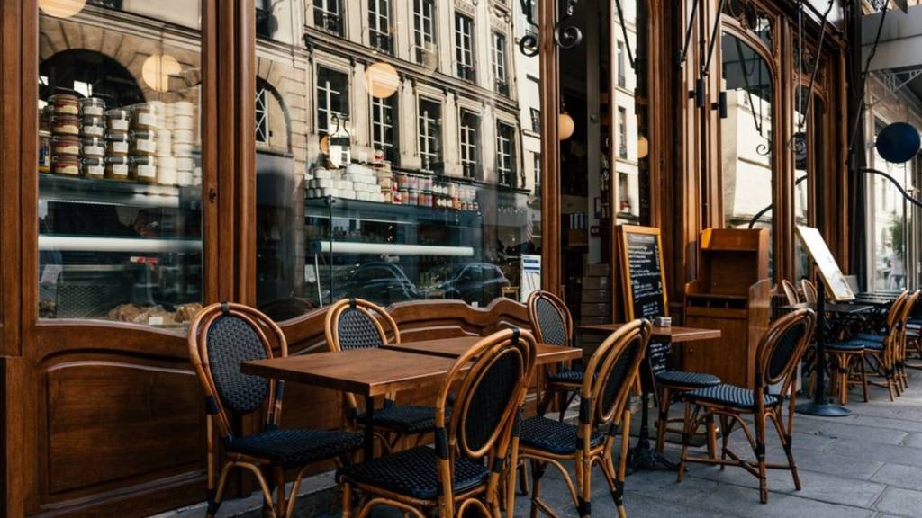 Checkered tablecloths, French cuisine, and a generous rib of beef: this unassuming bistro in the 16th arrondissement is worth a visit