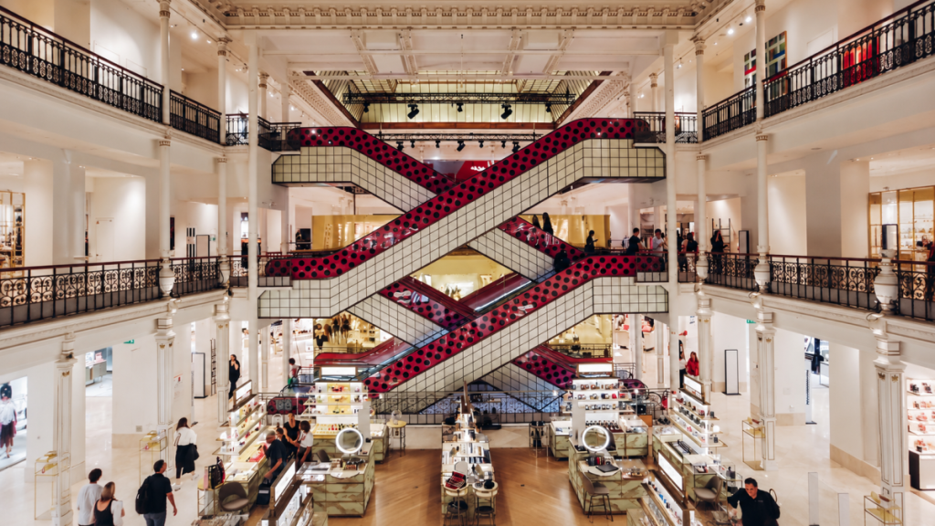 Bevor es zu einem Tempel des Pariser Luxus wurde, hat dieses Kaufhaus vor 174 Jahren unsere Art zu shoppen revolutioniert