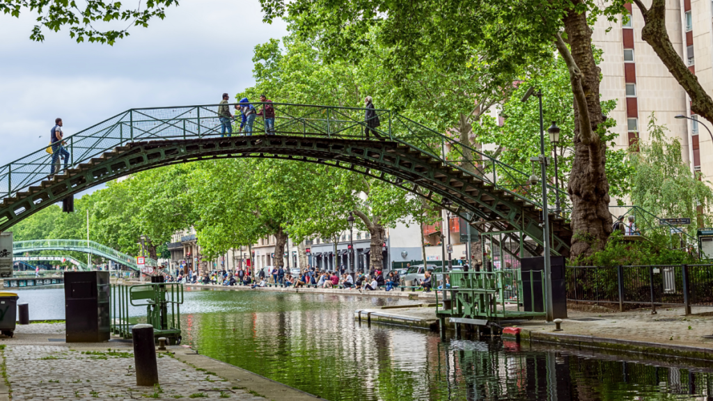 Der 1825 eingeweihte Canal Saint-Martin wäre in den 60er Jahren beinahe unter einer Autobahn verschwunden