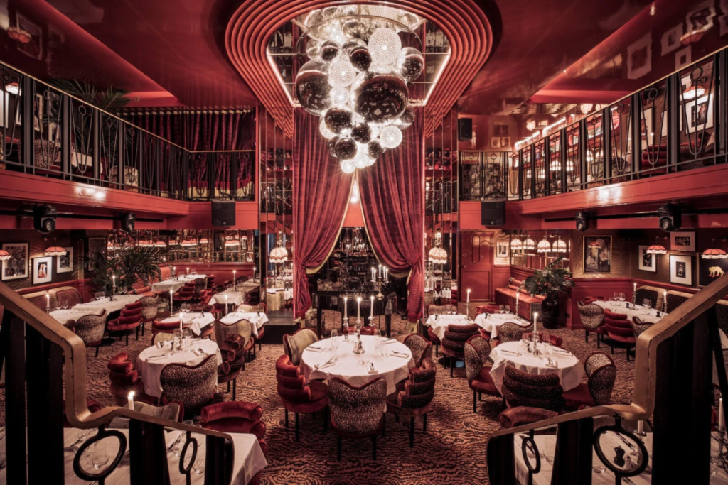 Nell’8° arrondissement, questo festoso neo-cabaret in stile anni ’70 nasconde una delle più belle cene-spettacolo di Parigi