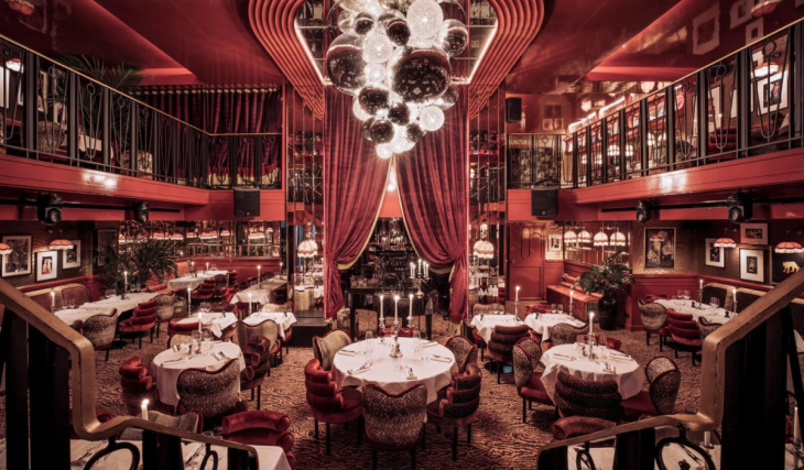 Im 8. Arrondissement verbirgt dieses festliche Neo-Cabaret im Stil der 70er Jahre eines der schönsten Dinner-Shows in Paris