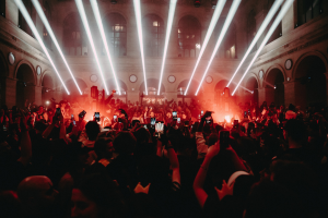 Le Palais Brongniart en plein coeur de Paris se transforme pour le week end d’Halloween en temple de la fête avec deux soirées absolument exceptionnelles