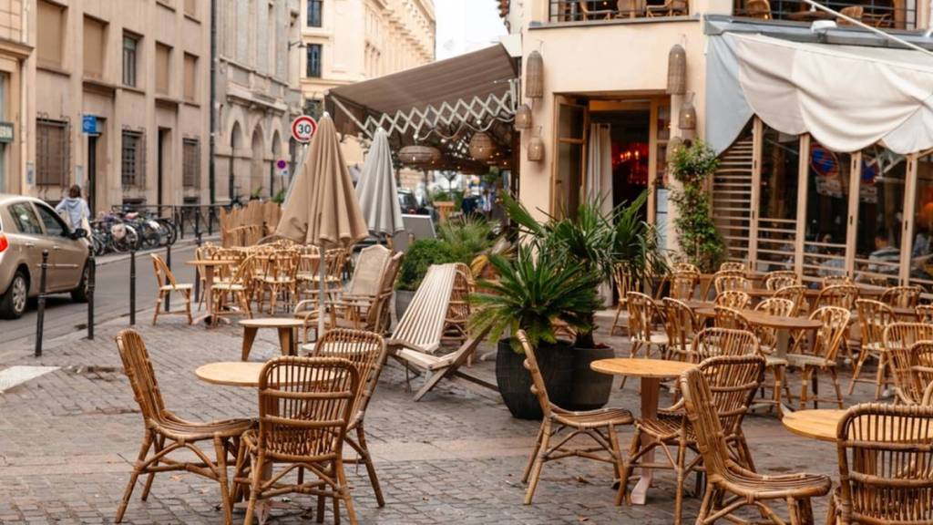 Qui a dit que l&rsquo;été était terminé ? À Paris, les terrasses vont rester ouvertes un mois de plus que prévu