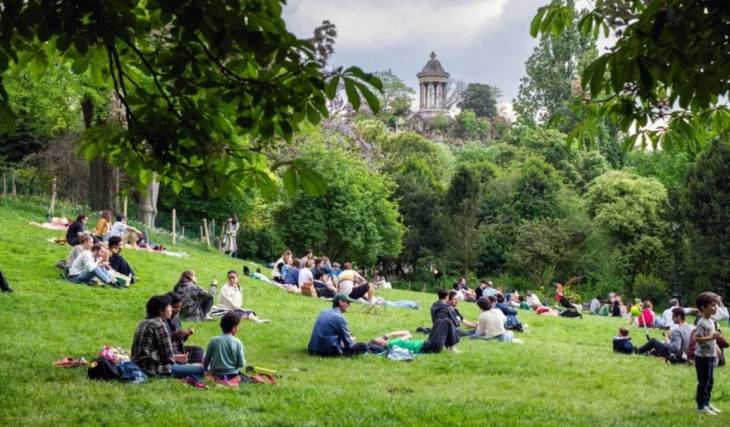 En 1860, les Buttes-Chaumont étaient une carrière et une décharge à ciel ouvert ; aujourd’hui, le parc attire 6 millions de visiteurs par an