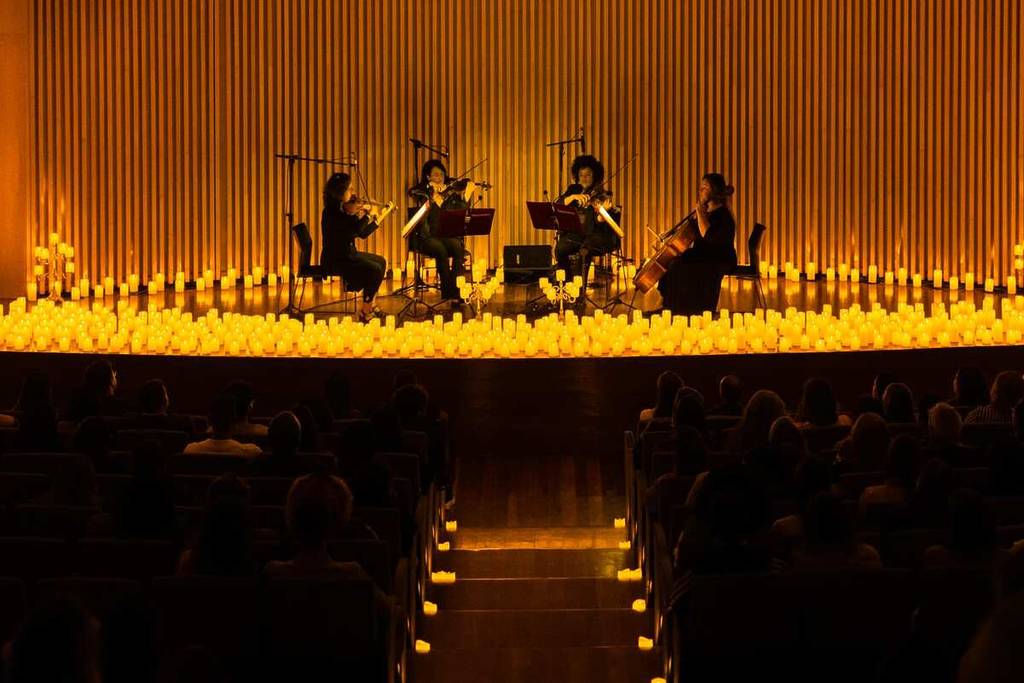 quarteto de cordas em palco iluminado por milhares de velas LED nos concertos Candlelight Porto Alegre