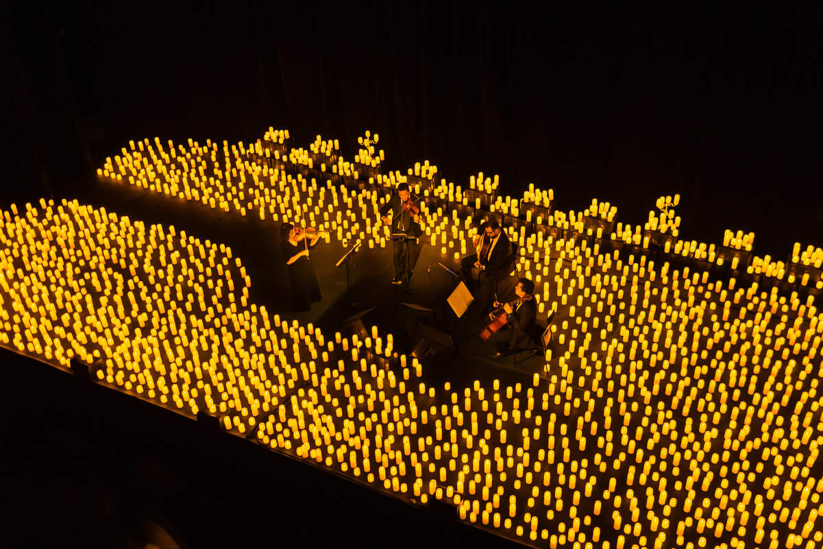 quarteto de cordas em um palco repleto de luzes de LED em um concerto Candlelight