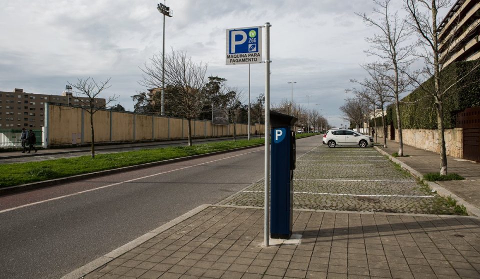 Pagamento do estacionamento de rua temporariamente suspenso em algumas zonas