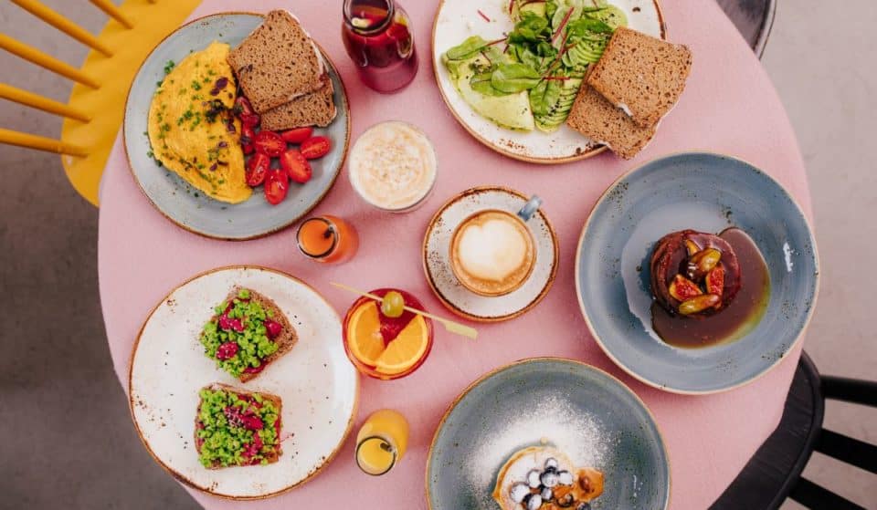 Guide gastronomique pour les fans de brunch à Porto : des formules « toute la journée » aux véritables « jardins » d’intérieur