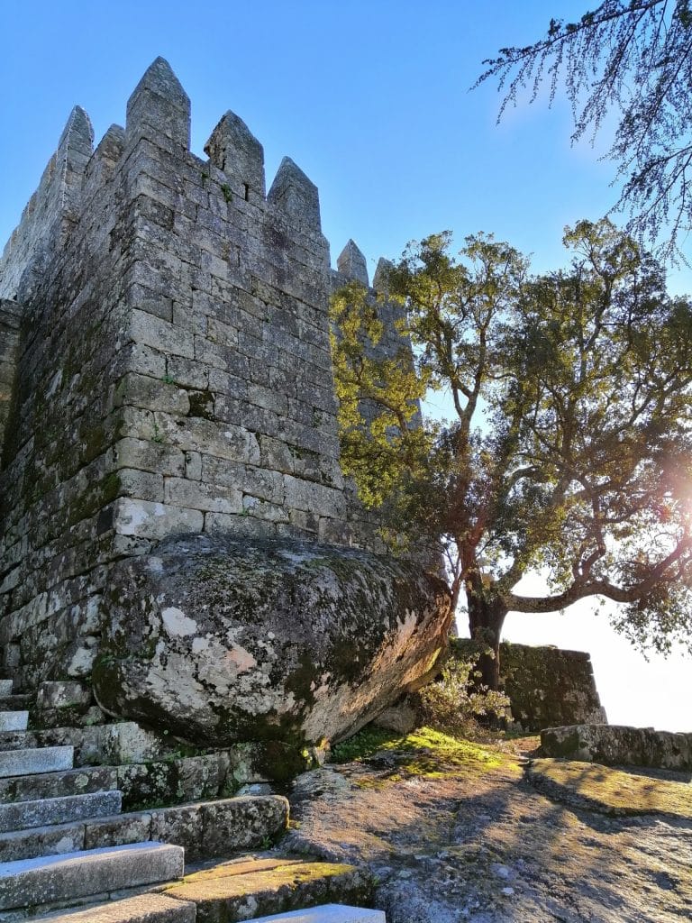 O Castelo de Lanhoso é um dos castelos mais bonitos perto do Porto e um lugar perfeito para uma experiência romântica