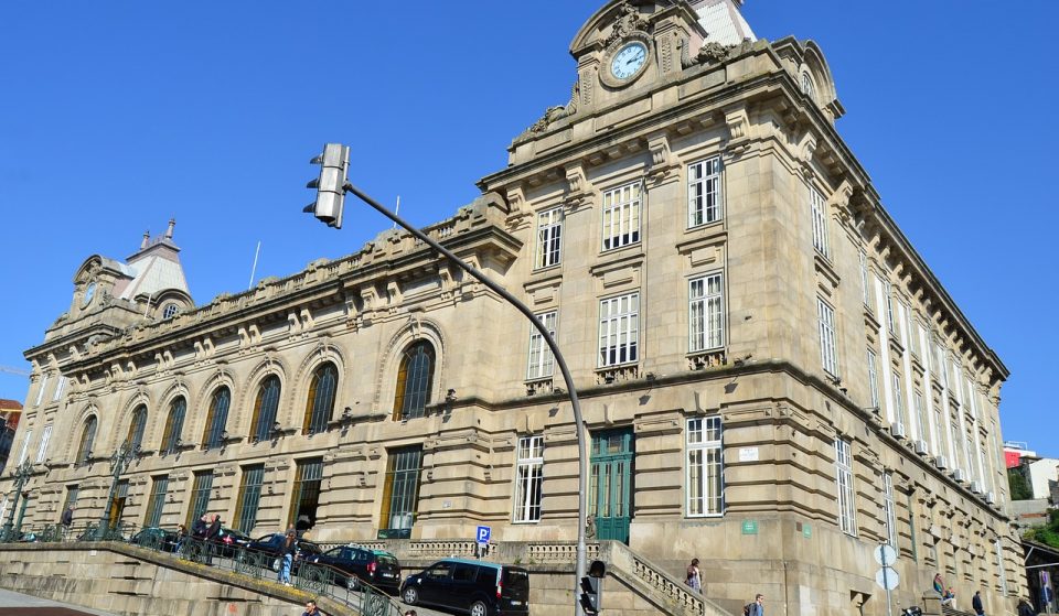 Estação de São Bento: reparação do teto e cobertura do átrio principal concluída