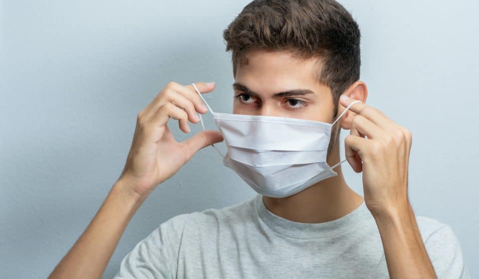 Uso de máscaras deixa de ser obrigatório em quase todos os locais, mas há exceções