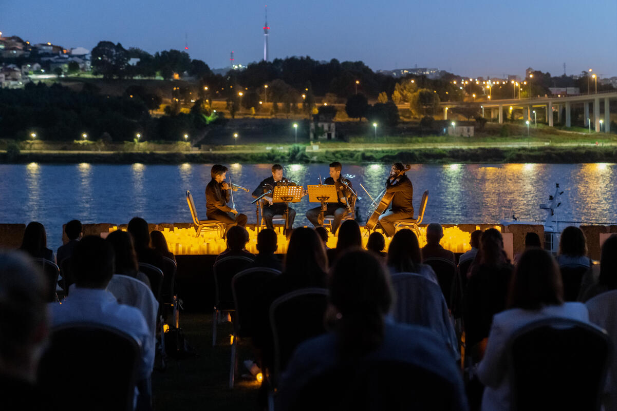 quarteto de cordas em um palco ao ar livre concerto Candlelight Open air no Palacio do Freixo