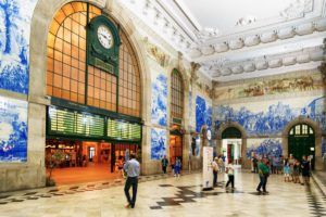 En 1892 falleció la última monja del monasterio de São Bento y el edificio fue demolido; 134 años después, en el mismo lugar, la estación de Oporto recibe a los pasajeros con más de 20 000 azulejos