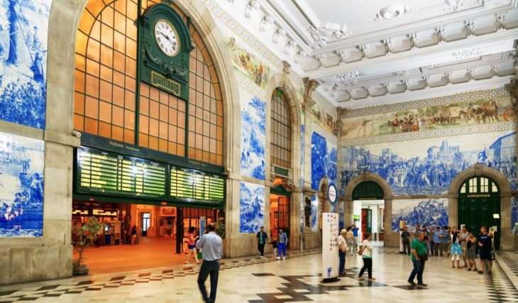 En 1892 falleció la última monja del monasterio de São Bento y el edificio fue demolido; 134 años después, en el mismo lugar, la estación de Oporto recibe a los pasajeros con más de 20 000 azulejos