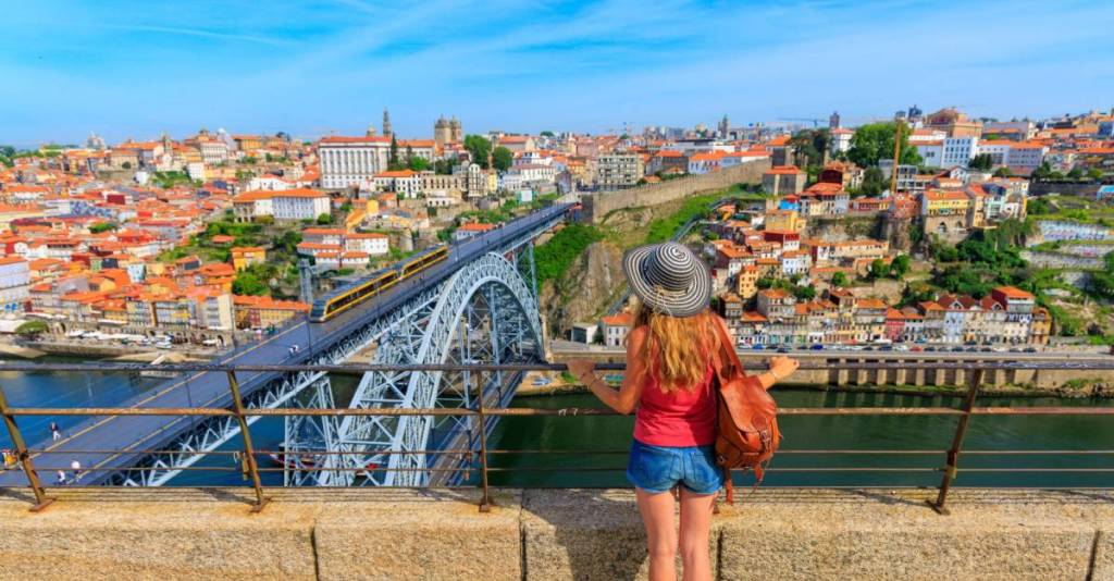 El mejor refugio para alargar el verano está en Oporto: entre el Bloom Festival, con 35 horas de música en un aeródromo, y las noches mágicas en Serralves, descubre qué hacer