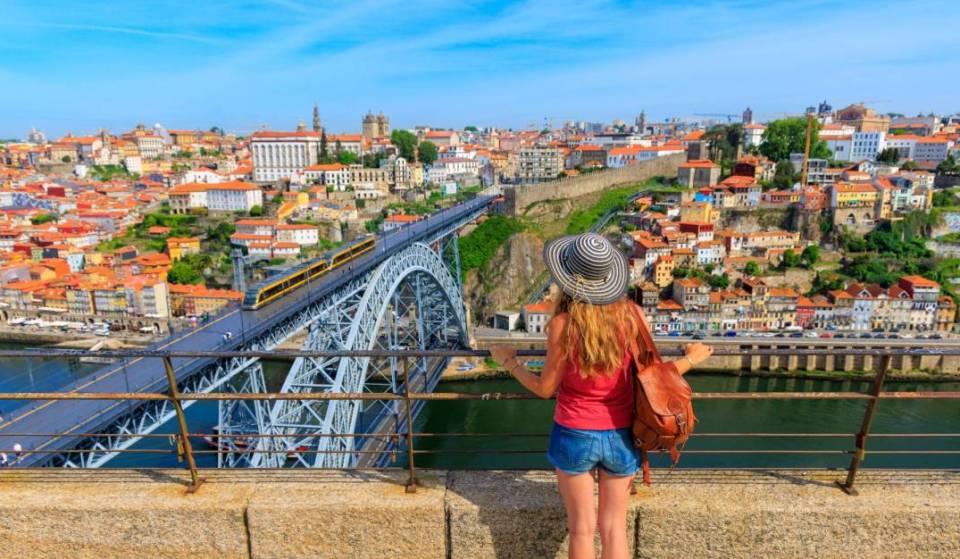 El mejor refugio para alargar el verano está en Oporto: entre el Bloom Festival, con 35 horas de música en un aeródromo, y las noches mágicas en Serralves, descubre qué hacer