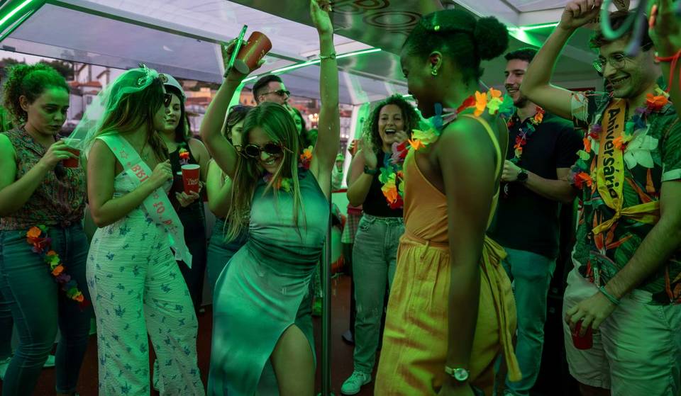 Há uma festa de Passagem de Ano a bordo de um barco em pleno rio Douro