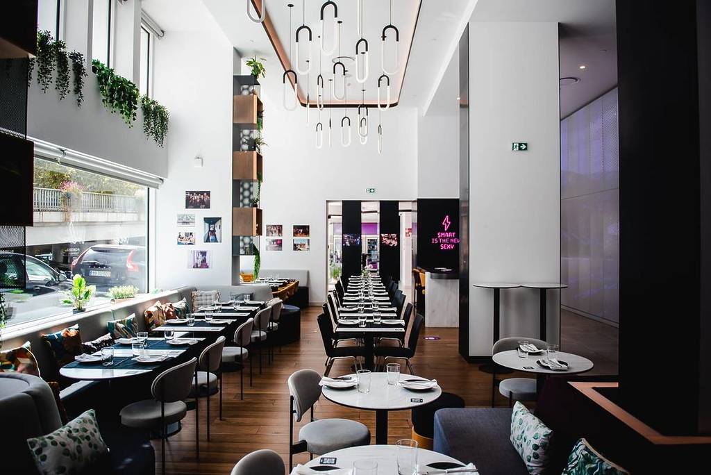 Tu peux dîner au restaurant Vela, au Yotel Porto, pour la Journée de la femme.