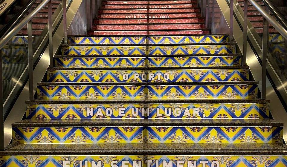Há uma nova instalação artística que presta homenagem aos azulejos e à poesia