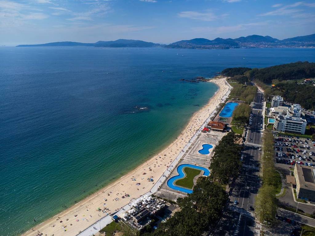 Vista aérea para a Praia de Samil, em Vigo, na Galiza