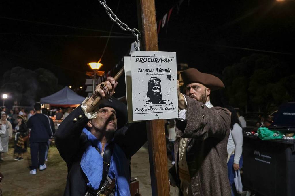 Ambiente noturno em Leça da Palmeira durante a feira "Os Piratas", a decorrer perto do Porto