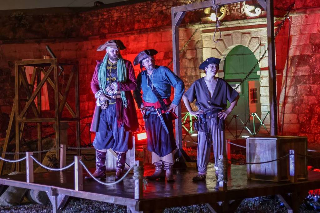 Ambiente noturno em Leça da Palmeira durante a feira "Os Piratas", a decorrer perto do Porto
