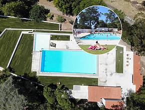 Esta piscina desenhada por Siza Vieira fica a 15 minutos do Porto num parque municipal e é perfeita para o verão
