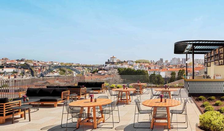 Há um novo rooftop com uma vista deslumbrante sobre o Porto e o rio Douro para conhecer em Vila Nova de Gaia