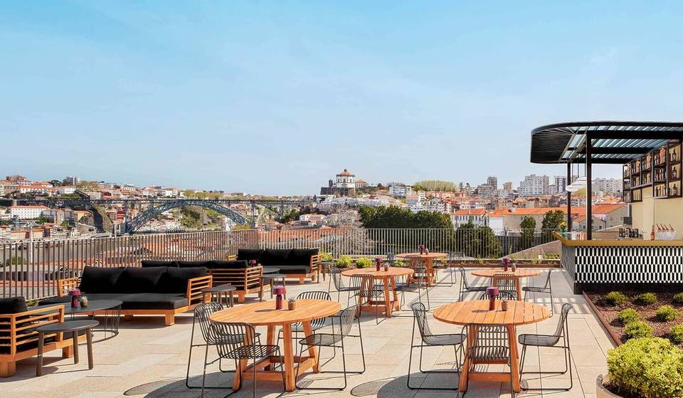 Há um novo rooftop com uma vista deslumbrante sobre o Porto e o rio Douro para conhecer em Vila Nova de Gaia