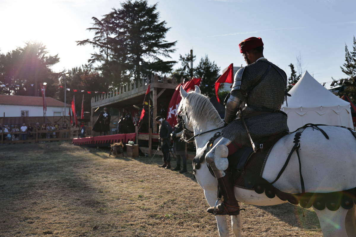 cavaleiro na feira medieval de matosinhos em leça do balio