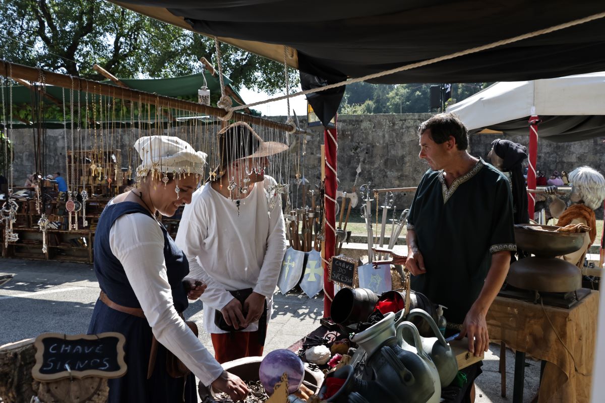 mercado de artesanato e gastronomia na feira medieval de matosinhos em leça do balio