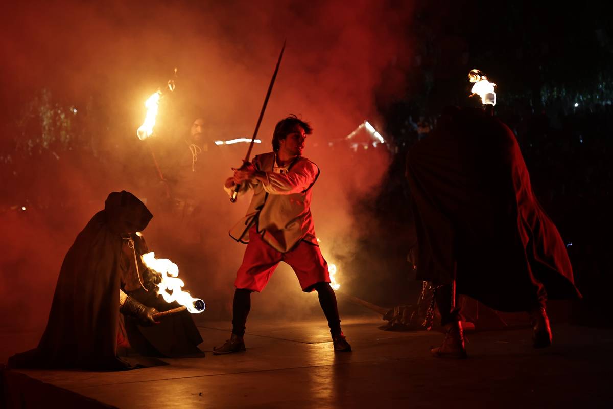 homem a empunhar uma espada