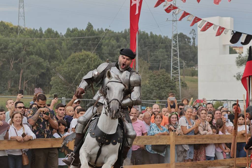 un caballero en una feria medieval