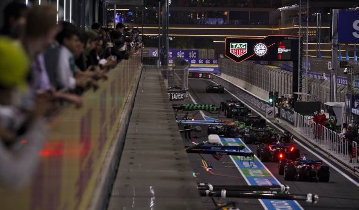 A espera de 40 anos acabou: a estreia histórica da F1® no circuito MADRING em Madrid está oficialmente esgotada. A impressionante “Curva 13” espera por Sainz e Alonso