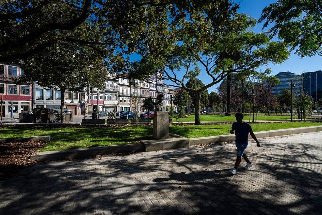 O jardim da Praça da República surge agora renovado no centro do Porto