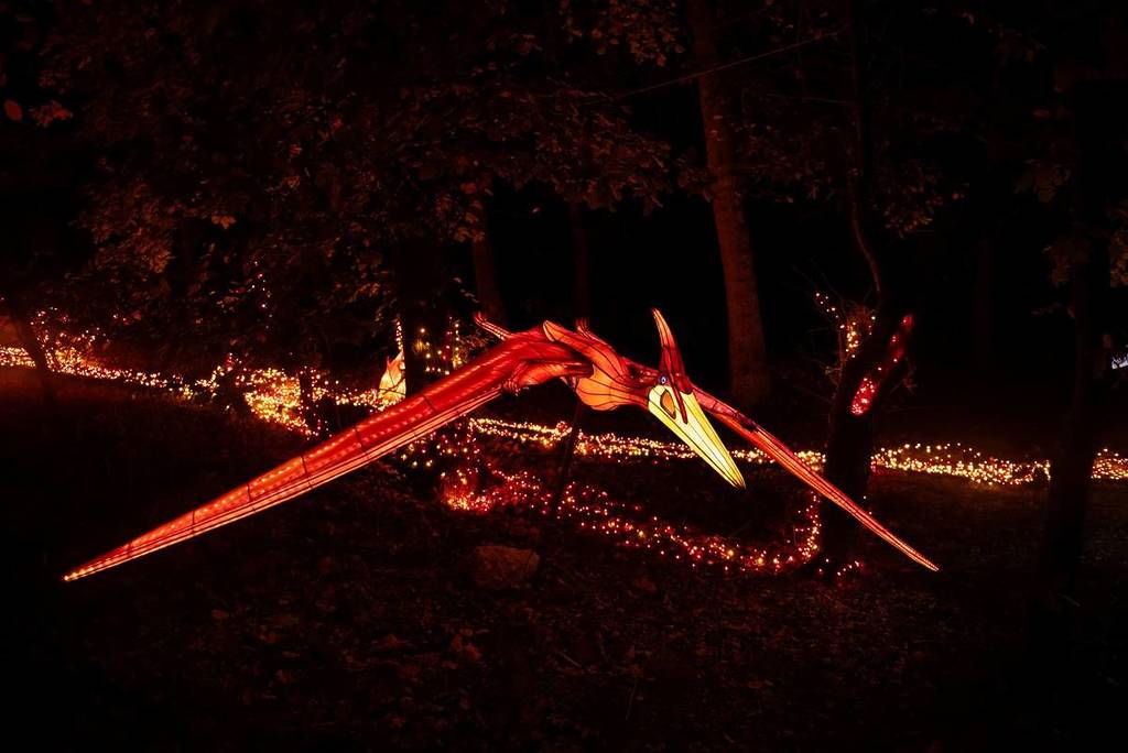 Dinossauros são a grande novidade da exposição Luzes Selvagens, no Zoo Santo Inácio