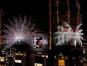 Plus de 13 kilomètres de lumières et 8 mois de préparation : le spectacle de Noël qui promet de surprendre l&rsquo;une des rues les plus emblématiques de Porto ce samedi