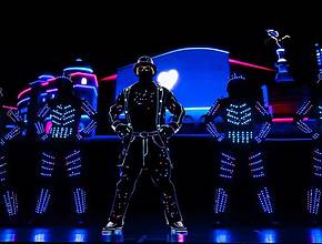 THE BLACKOUTS apportent la nostalgie des années 2000 à Invicta : danse, lumières, Backstreet Boys, The Black Eyed Peas et plus encore.