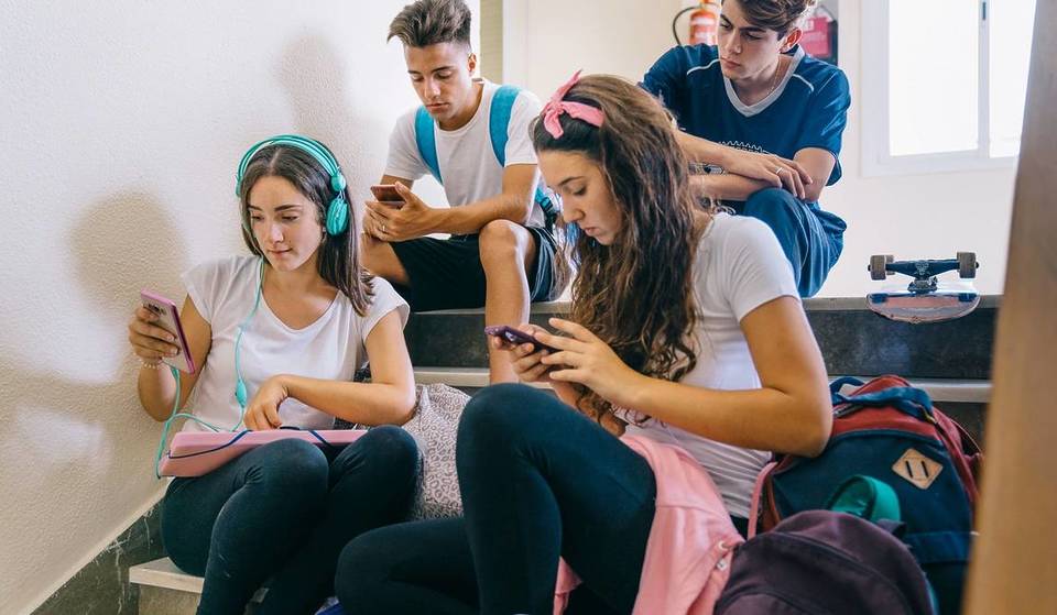 Après l&rsquo;interdiction en Australie, c&rsquo;est le prochain pays européen à empêcher les mineurs d&rsquo;accéder aux réseaux sociaux : les amendes seront lourdes.