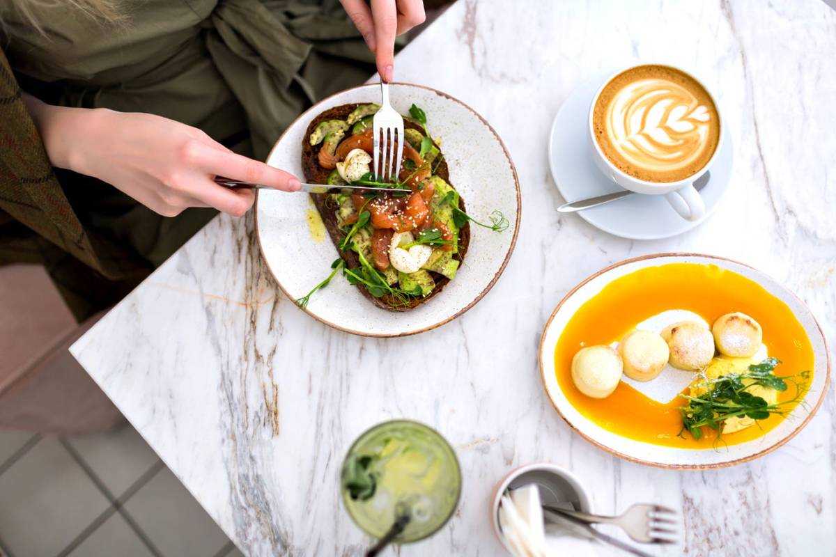 Savourer un délicieux brunch est toujours une bonne option pour les jours de pluie.
