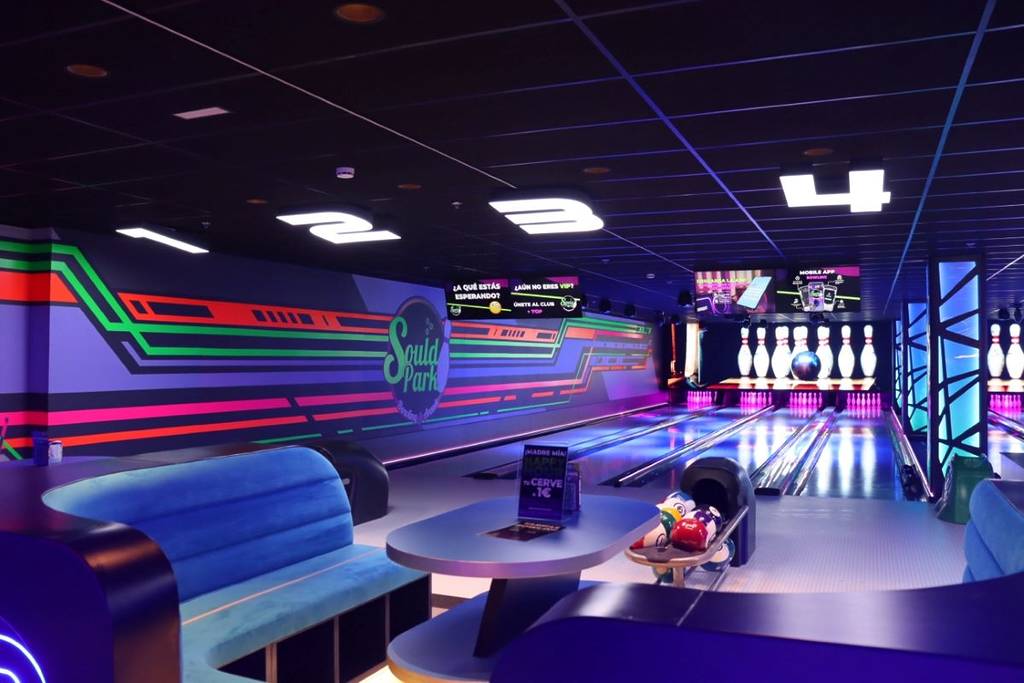 Jouer au bowling est une bonne option pour un rendez-vous romantique à Porto
