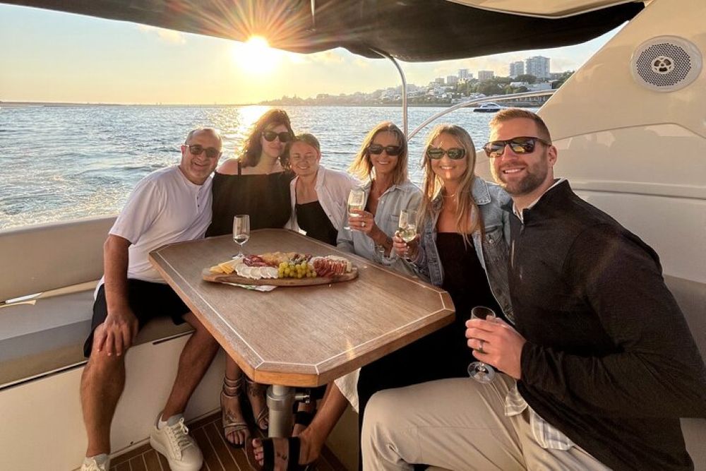 Puedes vivir una experiencia de lujo a bordo de un yate de camino a la Isla de los Amores.