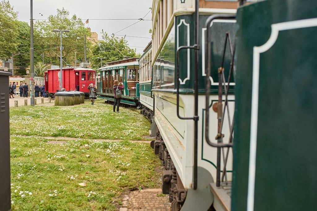 Le défilé des tramways revient sur le front de mer de Porto