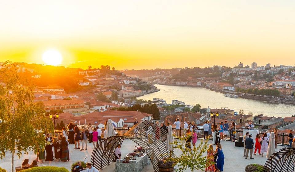 Com vista privilegiada para o Douro, o Bar 360º do The Yeatman antecipa o verão com uma festa de reabertura, picanha, leitão assado e tripas com chocolate